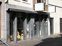 820690 Gezicht op de winkelpui van het pand Donkerstraat 13 ( Muziek en Ambacht ) te Utrecht.N.B. Tussen ca. 1850 en ...